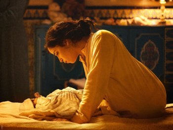 Copyright: Films Boutique FIlmplakat zu ADAM. Eine Frau sieht ein Baby an, welches auf dem Bett liegt.