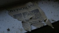 Man sieht eine zerrissene Zeitung aus dem Jahr 1978.
