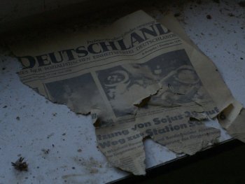 Copyright: Grandfilm Man sieht eine zerrissene Zeitung aus dem Jahr 1978.