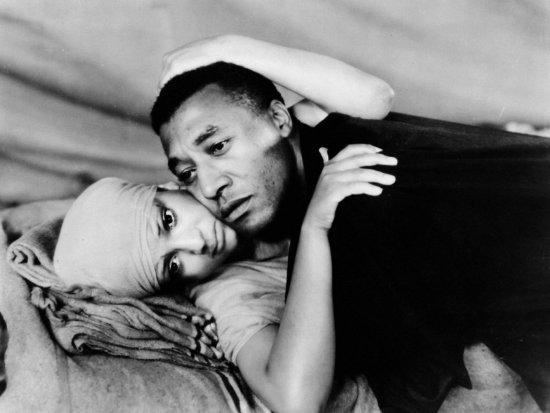 Schwarzweiß-Foto. Eine Frau und ein Mann umarmen sich.