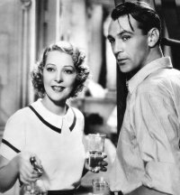 Schwarzweiß-Foto. Ein Mann und eine Frau sehen in die Kamera.