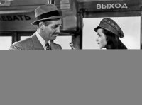 Schwarzweiß-Foto. Eine Frau hält einem Mann einen Schraubenzieher hin.