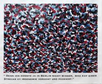 Die Collage von Marcel Odenbach zeigt ein Camouflagemuster unter dem ein Zitat von Adolf Eichmann während seines Prozesses 1961 in Israel steht: Denn ich konnte ja in Berlin nicht wissen, was auf einer Strecke XY irgendwie vorgeht und passiert.