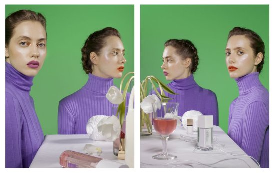 Die beiden Fotografien von Barbara Probst zeigen Zwillinge, die gleichzeitig aus zwei verschiedenen Kameraperspektiven aufgenommen wurden. Jeweils eine der beiden Frauen blickt dabei direkt in eine Kamera..
