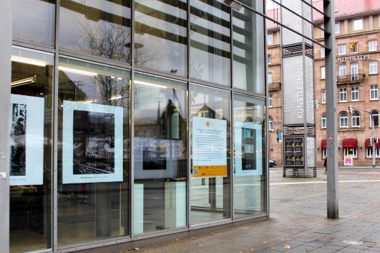 Die Schaufensterausstellung am Glasbau des Künstlerhauses