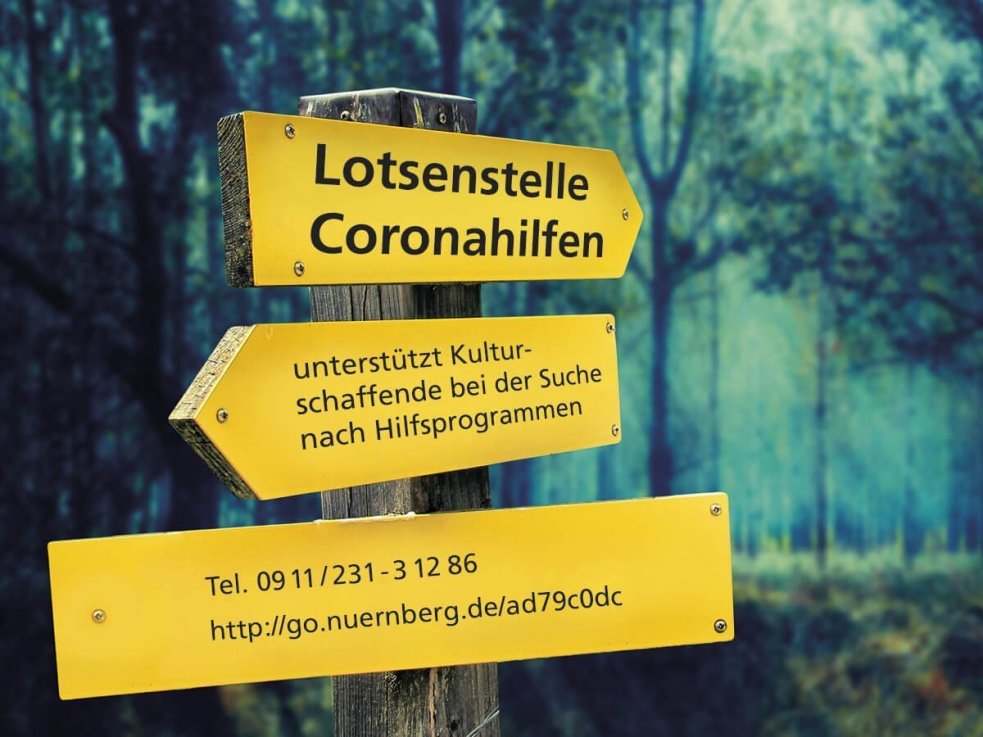 Lotsenstelle Coronahilfen - beim Veranstalter Hinweisschilder im Wald mit der Aufschrift Lotsenstelle Coronahilfen