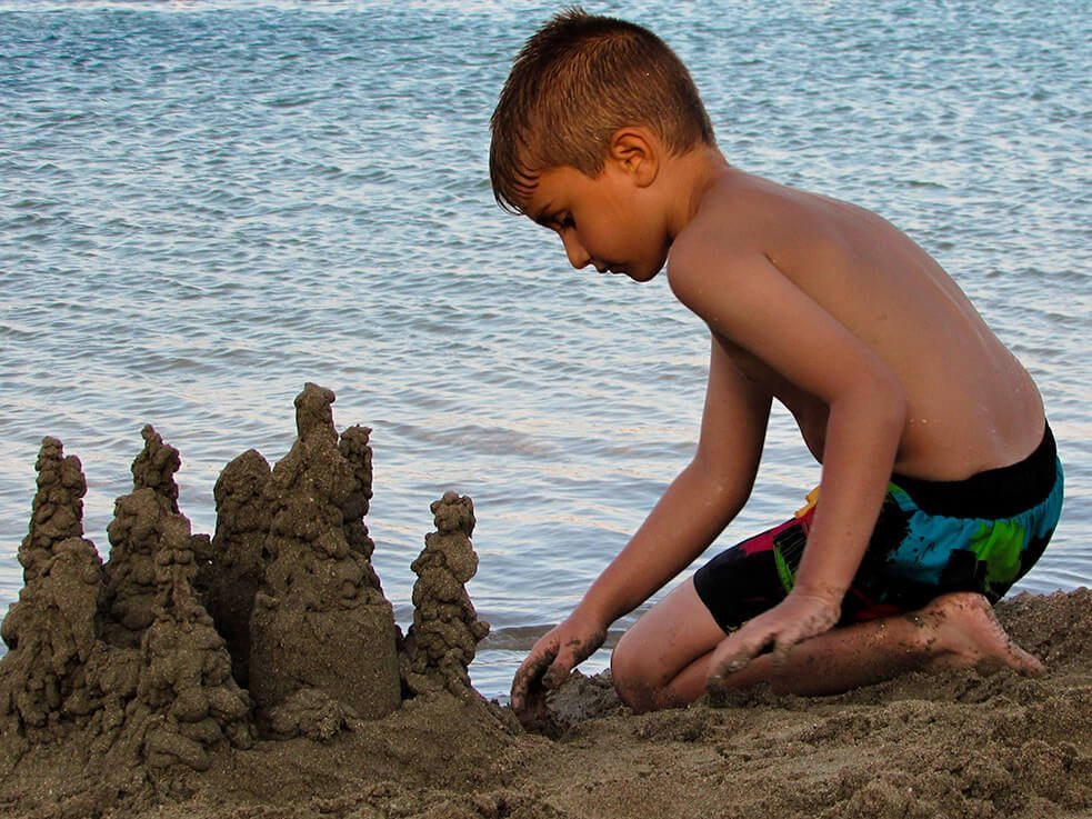 Zeigt her Eure Fotos! - beim Veranstalter Kind baut am Strand eine Sandburg