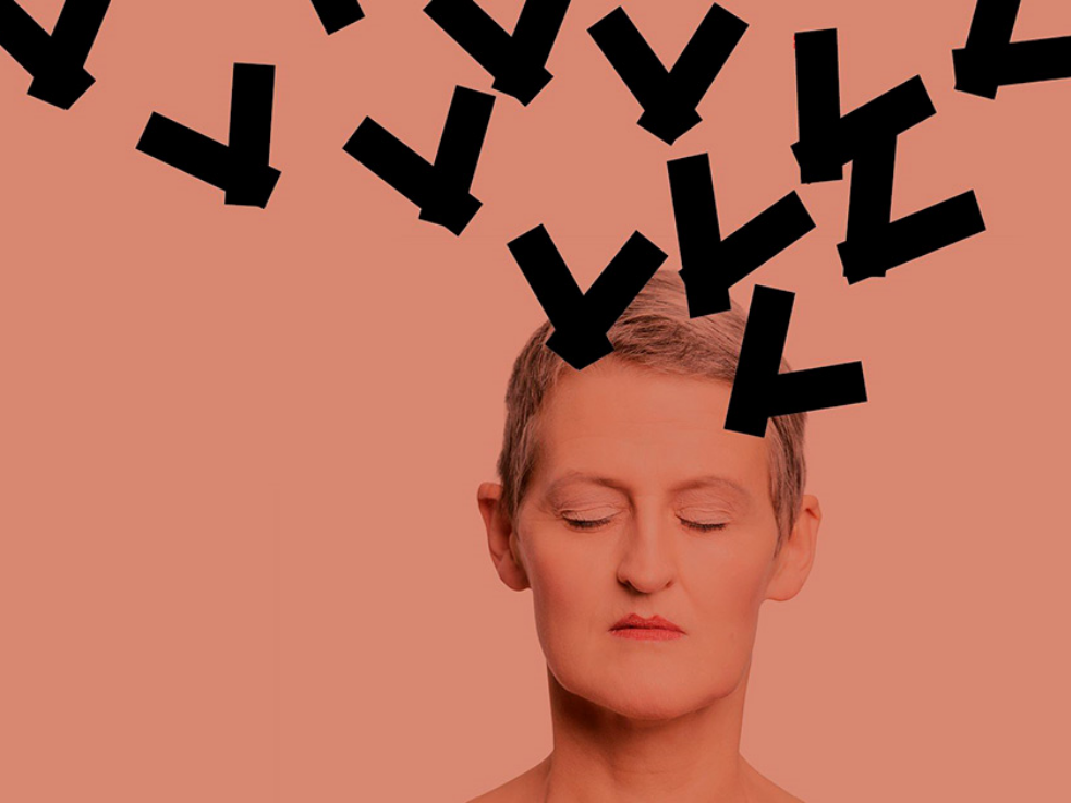 Ein Abend mit Butterfly Brain – live on stage & meet the team - beim Veranstalter Susanna Curtis-Porträt mit geschlossenen Augen, Grafik mit Schmetterlingen