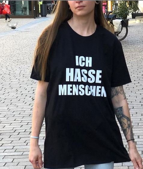 Anastasia Kähm im T-Shirt mit Aufdruck Ich hasse Menschen