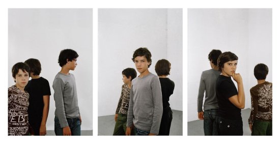 Drei Jugendliche aus drei Perspektiven ausgenommen, in jedem Foto blickt ein anderer Junge direkt in die Kamera