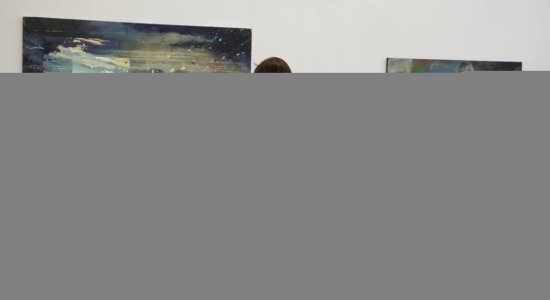 Besucherin beim Betrachten eines Bildes in der Ausstellung NN-Kunstpreis 2020