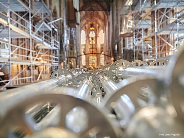 Inside Out – Teil 2 - beim Veranstalter Detailaufnahme von Gerüstteilen im Inneren der Lorenzkirche