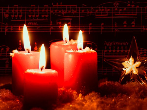 Stimmungsvolles Nürnberger Adventssingen - Myriams-Fotos Adventskranz mit überblendeten Musiknoten