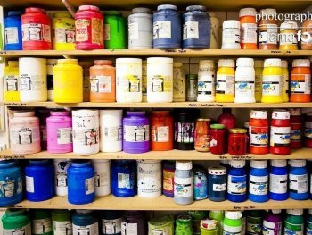 Copyright: Ralf Lang Farbregal in der Siebdruckwerkstatt