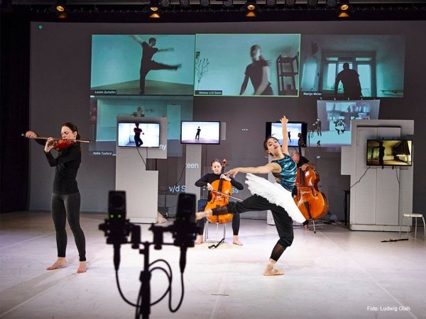 Traffic - Tafelhalle Projektionen von Tänzerinnen. Davor Musikerinnen und eine Tänzerin.