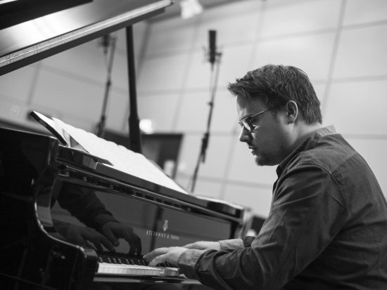 Andreas Feith am Klavier in schwarz-weiß
