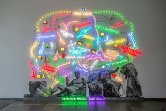 Die Wandinstallation aus farbigen Neonröhren und Fotoprints thematisiert den Disput über die Rückführung der sogenannten Elgin Marbels