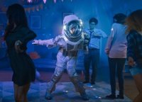 tanzender Astronaut auf einer Hausparty