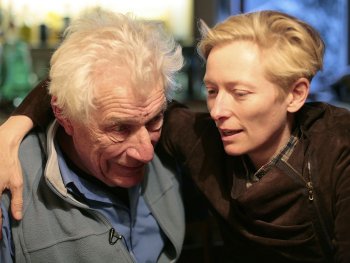 Copyright: Image courtesy Icarus Films_Ways of Listening_John Berger and Tilda Swinton_Sandro Kopp Szenenbild aus THE SEASONS IN QUINCY: FOUR PORTRAITS OF JOHN BERGER