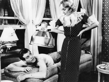 Copyright: Quelle Deutsche Kinemathek; courtesy of Universal Studios Licensing, LLC Szenenbild aus LIEBE IM HANDUMDREHEN