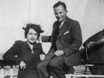 Copyright: Walter Grzesiek Ein Schwarzweiß-Foto von Ilse und Kurt Aufochs auf der Überfahrt nach Afrika im April 1939