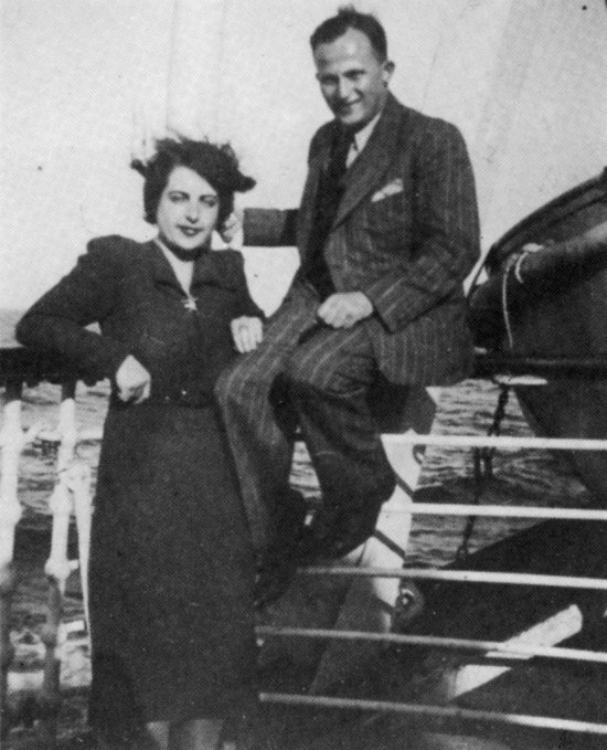 Ein Schwarzweiß-Foto von Ilse und Kurt Aufochs auf der Überfahrt nach Afrika im April 1939