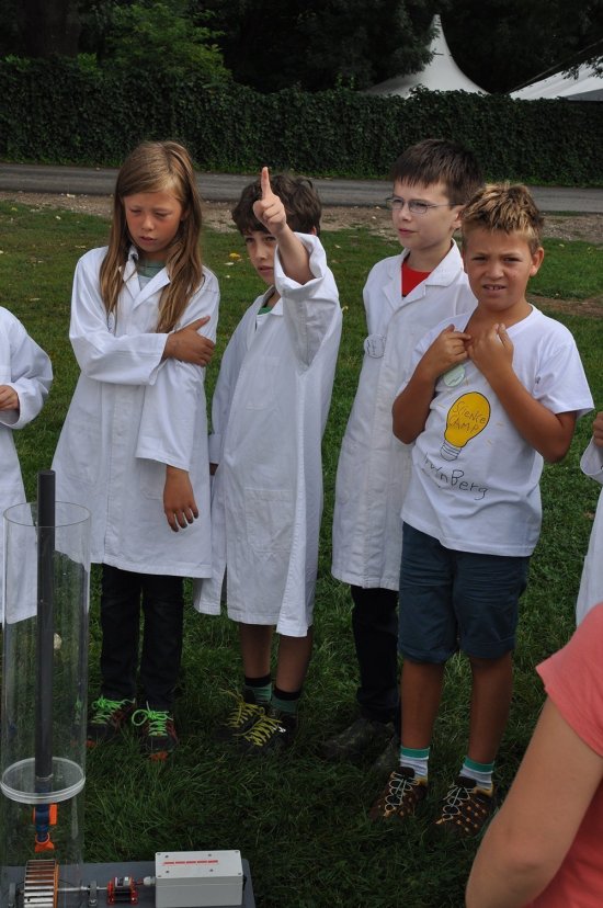 Kinder melden sich beim Science Camp