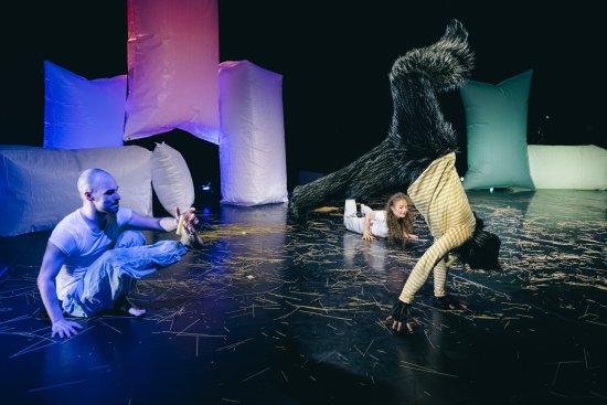 Foto von drei Tänzern die verschiedene Bewegungen machen