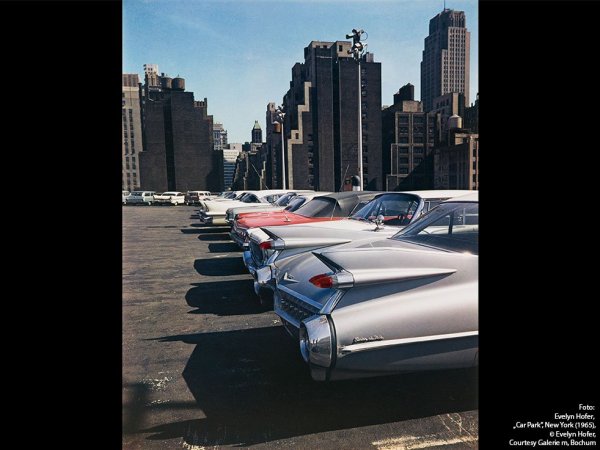 Evelyn Hofer meets Richard Lindner - Evelyn Hofer, Courtesy Galerie m, Bochum Geparkte Oldtimer von der New Yorker Skyline