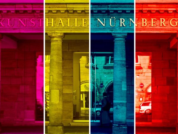Geordnete Verhältnisse - Stadt Nürnberg Eingang der Kunsthalle mit farbigen Streifen