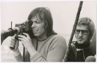 Schwarzweiß Foto auf dem die beiden Filmemacher Detlef Gumm und Hans-Georg Ullrich zu sehen sind