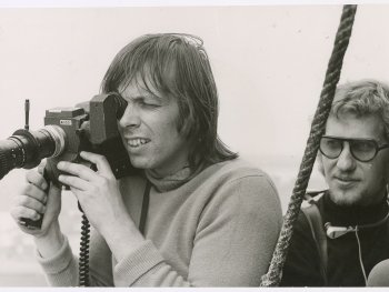Schwarzweiß Foto auf dem die beiden Filmemacher Detlef Gumm und Hans-Georg Ullrich zu sehen sind