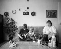 Szenenbild aus BERLIN – ECKE BUNDESPLATZ: MÜTTER UND TÖCHTER