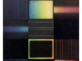 Das Gemälde zeigt, in Felder aufgeteilt, Aufnahmen eines Nachthimmels sowie verschiedene abstrahierte Sternspektren