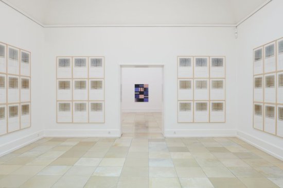 Blick in den Ausstellungsraum auf die Werke von Hanne Darboven und Toulu Hassani