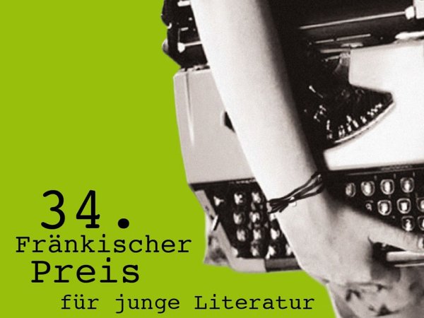 34. Fränkischer Preis für junge Literatur - Amt für Kultur und Freizeit KUF Frau trägt eine Schreibmaschine unter dem Arm
