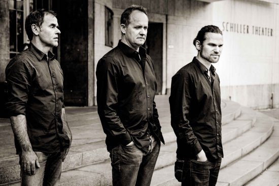 Schwarz-weiß foto des Trios auf Stufen