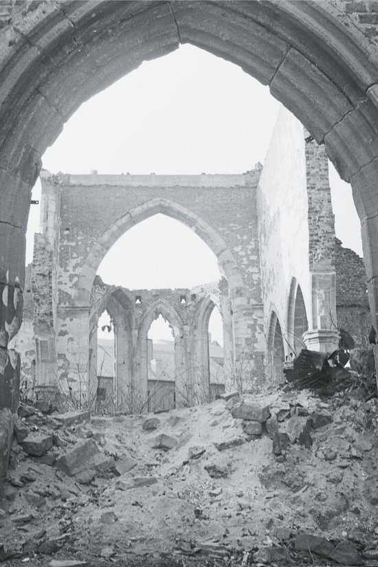 Auch die Kirche St. Katharina blieb von den Bomben nicht verschont. Bis heute wurde sie nicht wieder vollständig aufgebaut. Fotografie, 1949 Stadtarchiv Nürnberg, A 39/III Fi K 256
