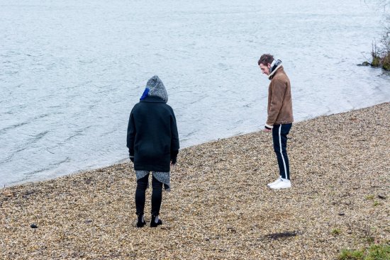 Zwei Personen stehen an einem See