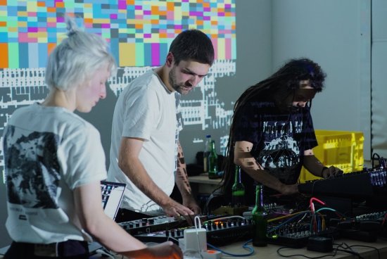 Drei Künstler und Künstlerinnen experimentieren gemeinsam mit Sound und Projektionen