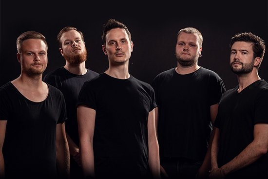 Das Bild zeigt die fünf Bandmitglieder von Resist the Ocean