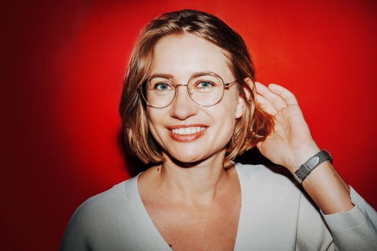 Porträt von rebecca Trescher vor rotem Hintergrund