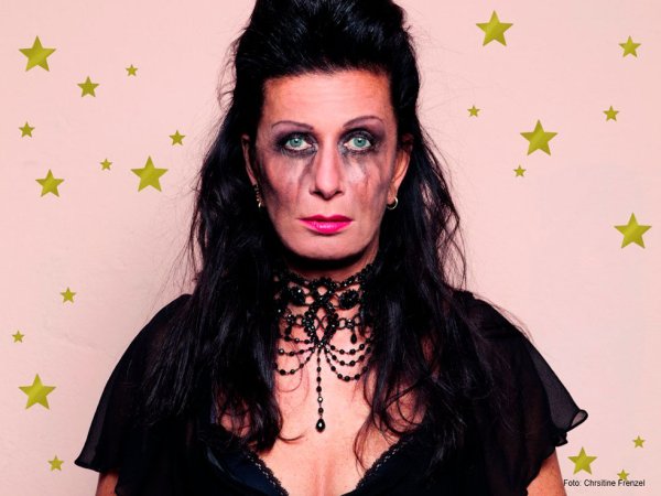 Schlimmer die Glocken nie klingen... - Chrsitine Frenzel Ein schwarz gekleidete Frau mit verwischtem Make-Up.