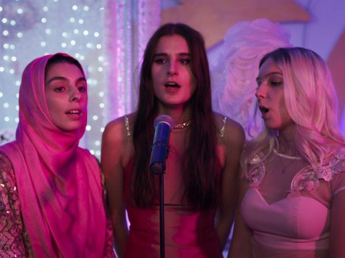 Sternchen im Schweinwerferlicht: Yesmin (Melina Benli), Bella (Law Wallner) und Nati (Maya Wopienka) begeistern als religiöses A'Capella-Trio die Gäste einer kurdischen Hochzeit – mit und ohne Kopftuch