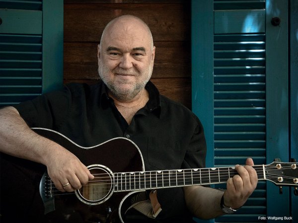 Südwest live: Visäwie – Soloprogramm von Wolfgang Buck - Wolfgang Buck Wolfgang Buck mit Gitarre.