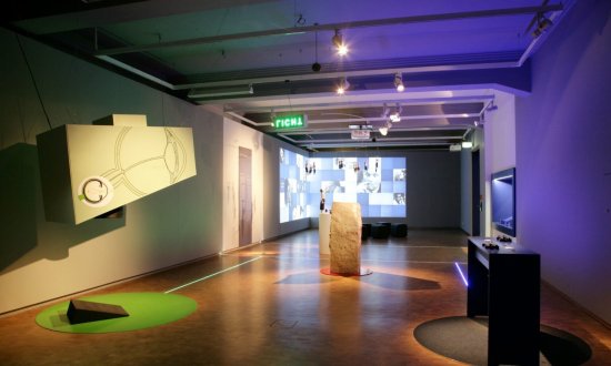 Blick in die Dauerausstellung. Linke Seite: grüne Lochkamera