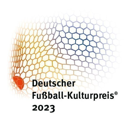 Das Bild zeigt das Logo der Fußball-Kulturpreise. Es zeigt ein angedeutetes buntes Tornetz, in dem links unten ein oranger Ball liegt. In schwarz steht "Deutscher Fußball-Kulturpreis 2023" geschrieben.