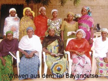 Das Bild zeigt 11 Witwen aus dem Tal Bayandutse in Nigeria