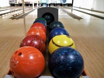 Copyright: Pixabay Bunte Kegelkugeln liegen bereit zum Spielbeginn