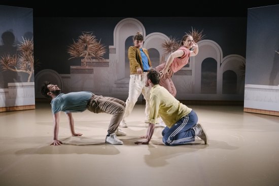 Eva Borrmann, Meike Hess, Florian Kenner, David Kilinç in bunter Kleidung auf der Bühne, die beiden Männer knieend am Boden, die Frauen stehend dahinter